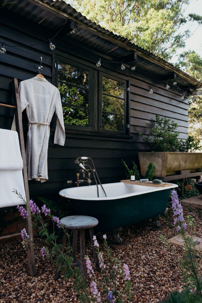 outdoor bath at Bunnyconnellen in the garden. Bunnyconnellen Winter Accommodation